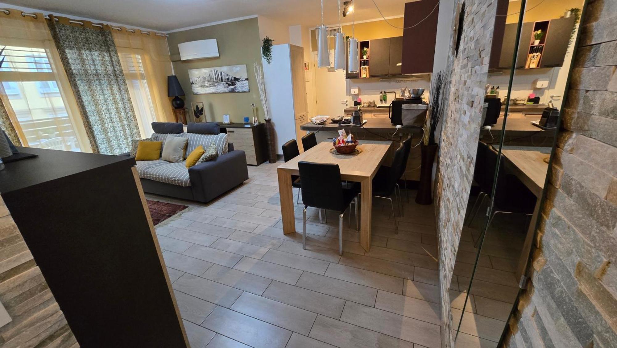Varese Prime - Large Independent Apartment, Air Conditioning, 2 Bathrooms, 2 Free Covered Parking Spaces, No Restricted Traffic Zone, Train Station 100M, Theatre 150M, Historic City Centre Exterior foto