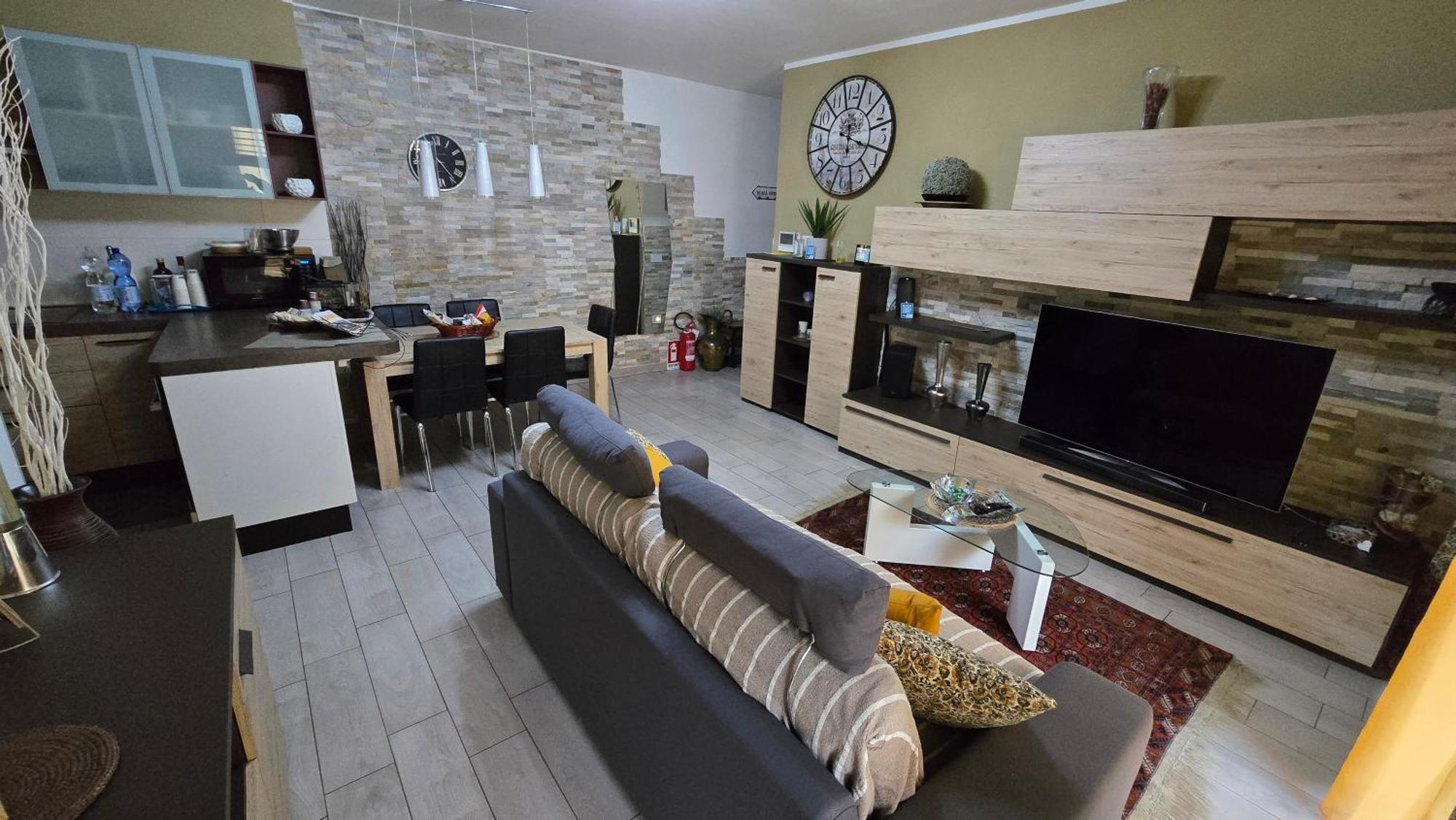 Varese Prime - Large Independent Apartment, Air Conditioning, 2 Bathrooms, 2 Free Covered Parking Spaces, No Restricted Traffic Zone, Train Station 100M, Theatre 150M, Historic City Centre Exterior foto