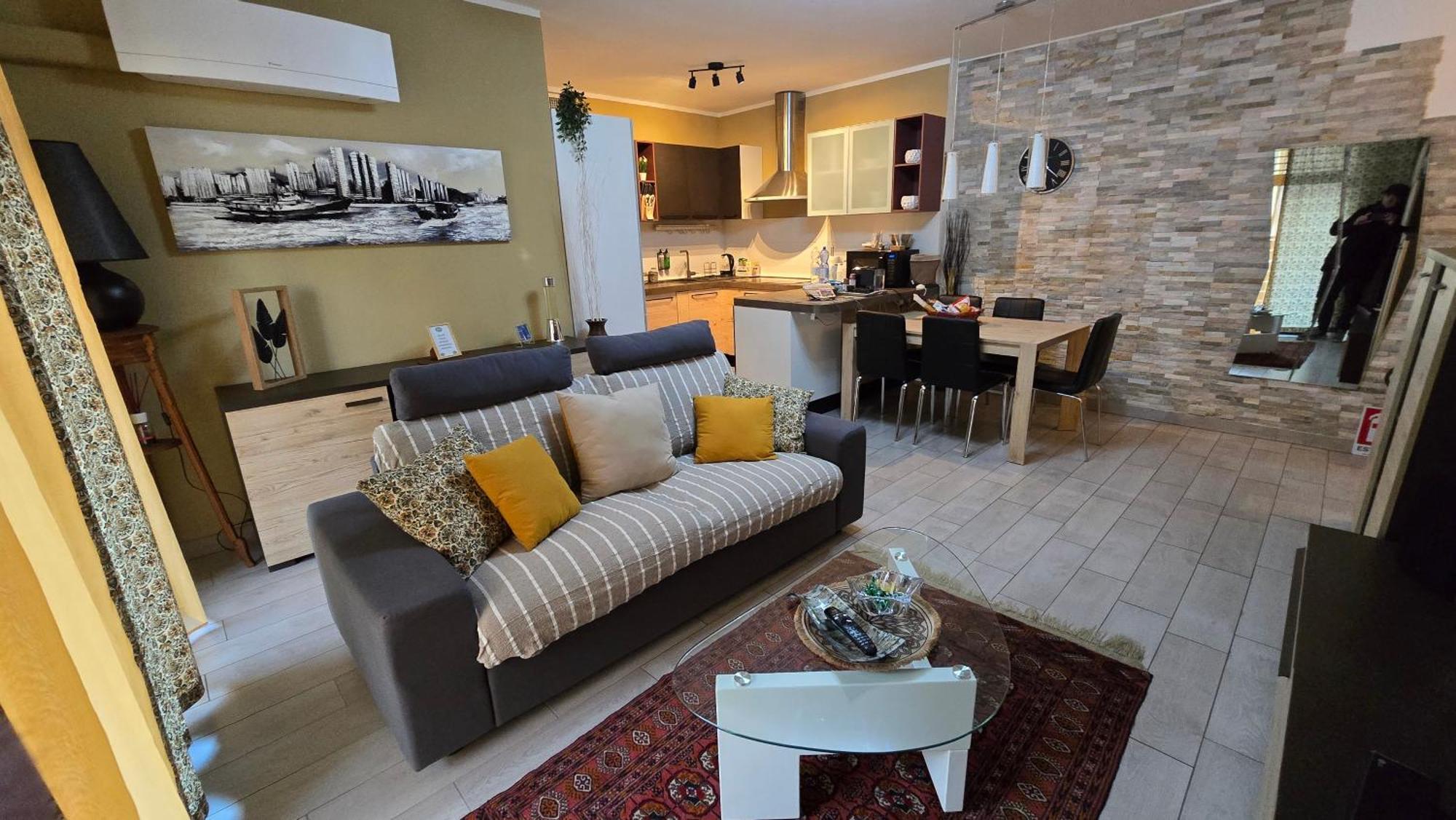 Varese Prime - Large Independent Apartment, Air Conditioning, 2 Bathrooms, 2 Free Covered Parking Spaces, No Restricted Traffic Zone, Train Station 100M, Theatre 150M, Historic City Centre Exterior foto