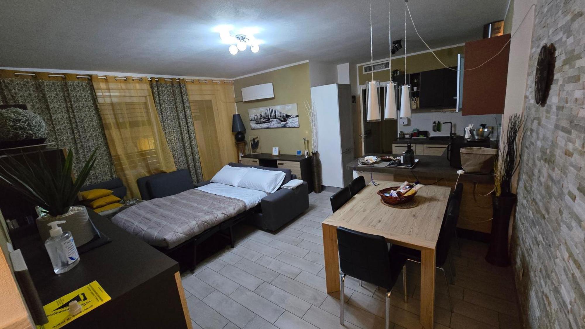 Varese Prime - Large Independent Apartment, Air Conditioning, 2 Bathrooms, 2 Free Covered Parking Spaces, No Restricted Traffic Zone, Train Station 100M, Theatre 150M, Historic City Centre Exterior foto
